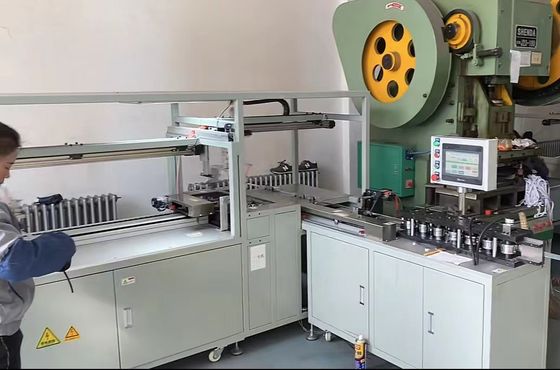 Dokunmatik ekran kontrolü ile özelleştirilebilir hava filtresi çerçeve makinesi