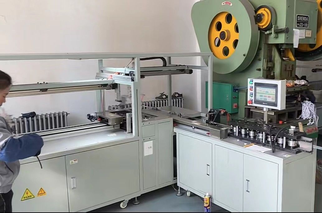 Dokunmatik ekran kontrolü ile özelleştirilebilir hava filtresi çerçeve makinesi